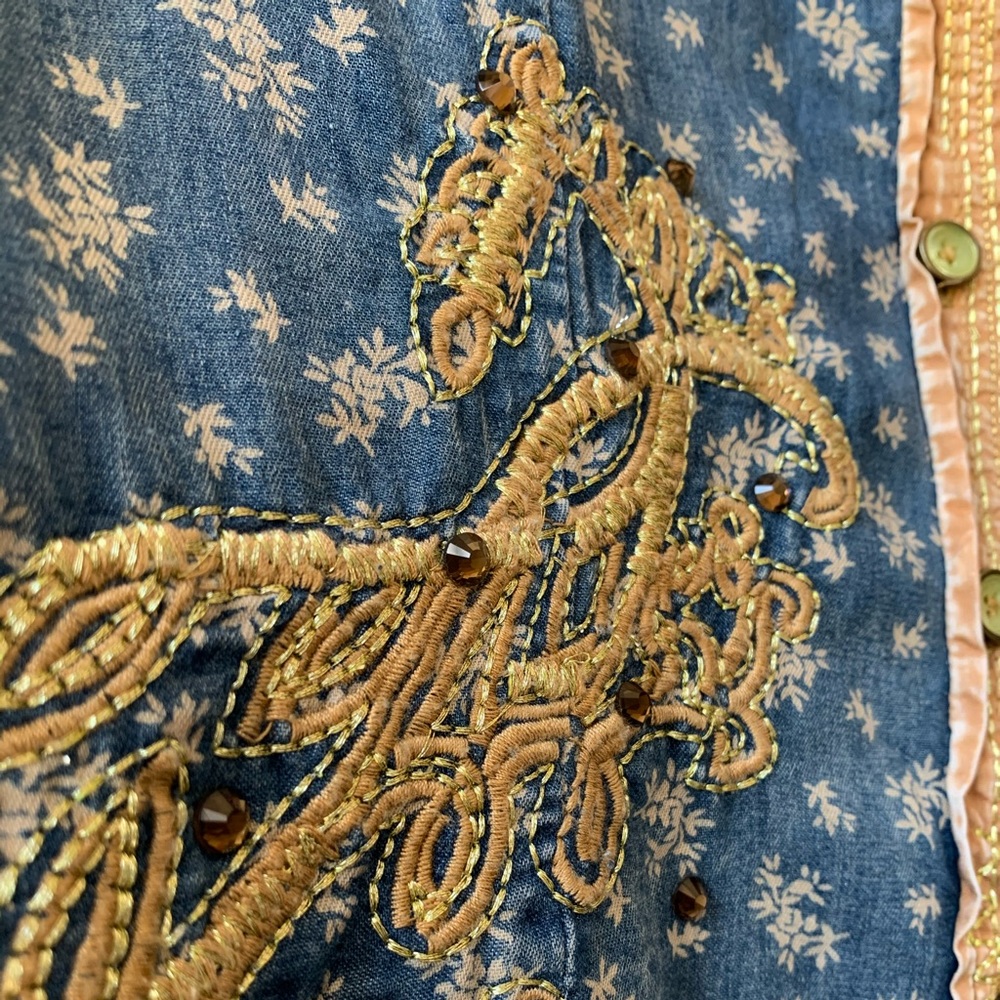 ROAR- gorgeous bedazzled & metallic button up!! - Picture 2 of 8